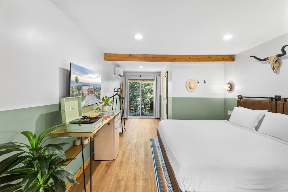 Premium Room, 1 King Bed, Valley View photo 1
