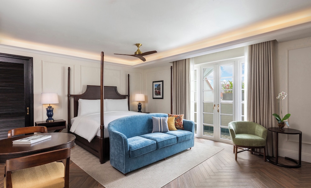 PRESTIGE 1 BEDROOM SUITE 1 KING PLAZA VIEW WITH BALCONY