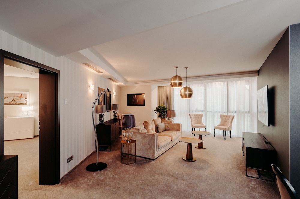 Suite, Multiple Beds (Additional Living Area) - Photo 5