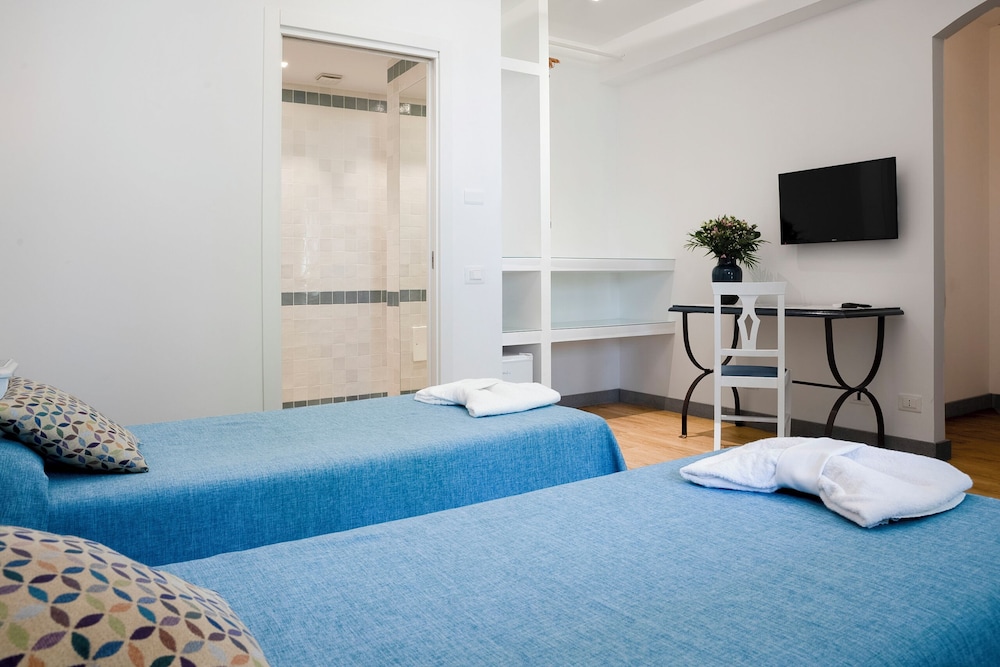 Double or Twin Room - Photo 4