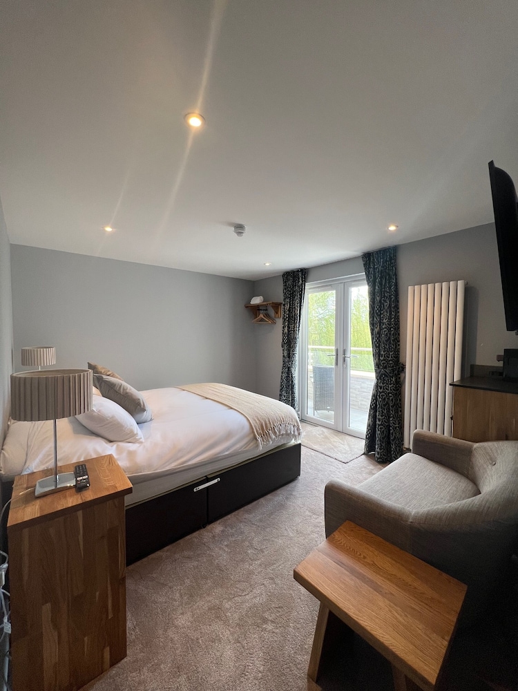 Superior Room, 1 King Bed, River View photo 2