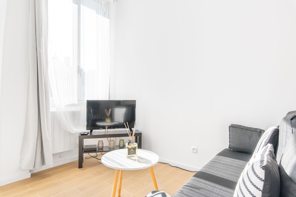 City Apartment, 1 Bedroom, Kitchen, City View (2)