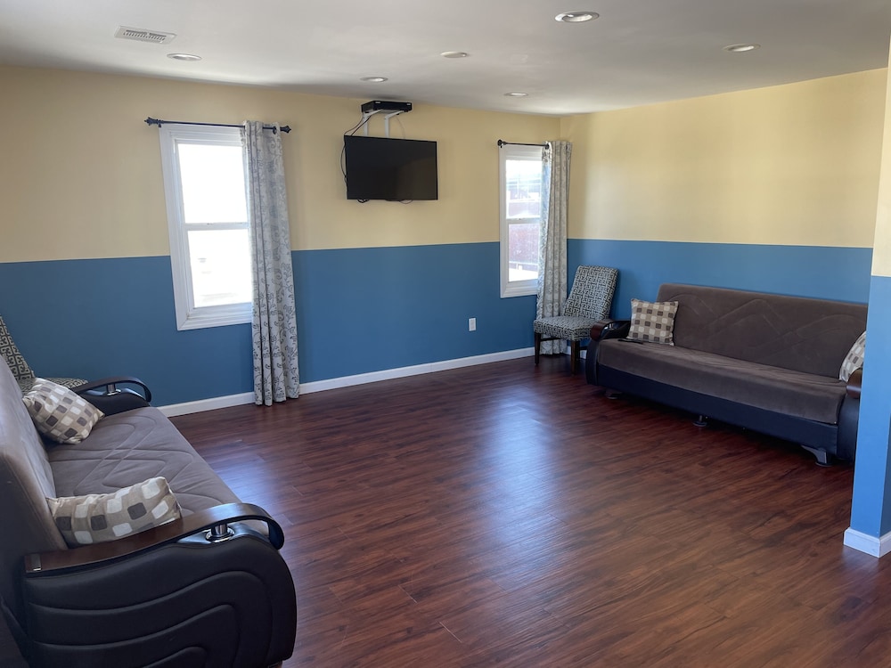 Newly Renovated 4 Bedroom Apartment - Photo 10
