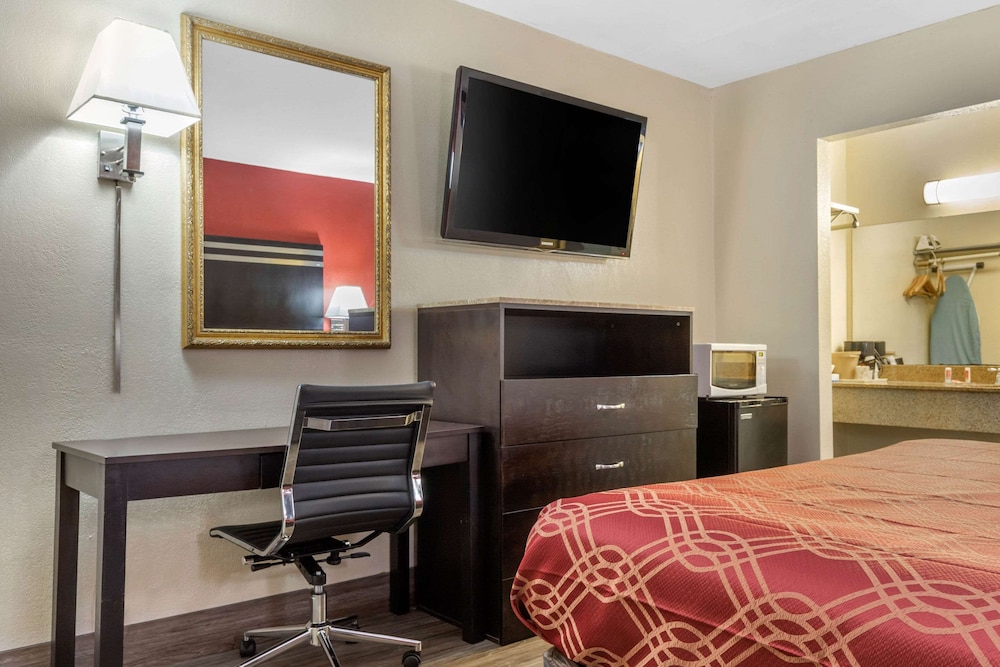Standard Room, 1 King Bed, Smoking - Photo 2