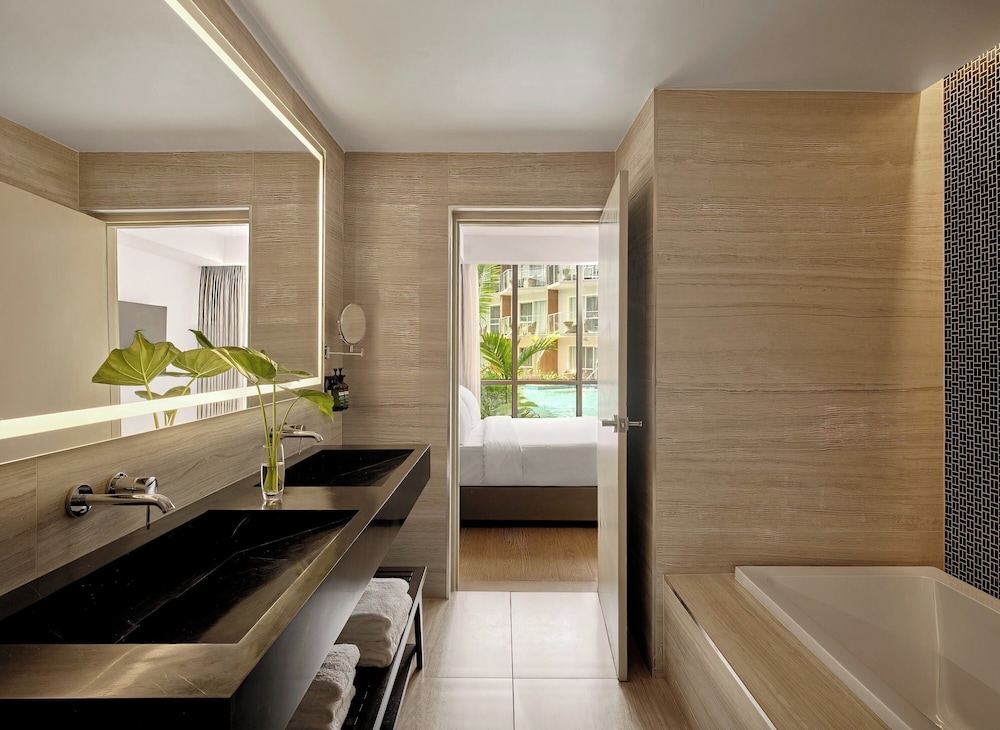 Suite, 2 Bedrooms - Photo 3