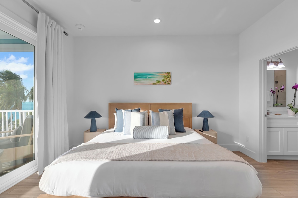 Hibiscus Waterfront 2-Bedroom, Two Bath Master Suite (Brand New) photo 2