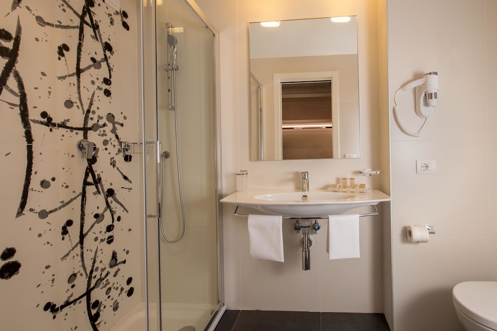 Deluxe Double Room Single Use thumbnail 6