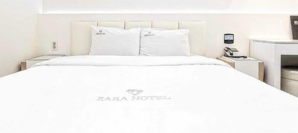 Standard Room, 1 King Bed, Non Smoking, Jetted Tub - Photo 9