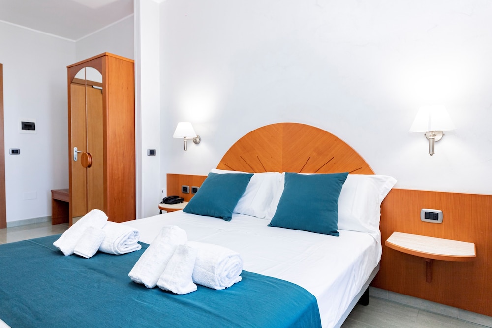 Standard Quadruple Room, Balcony, Sea View photo 2