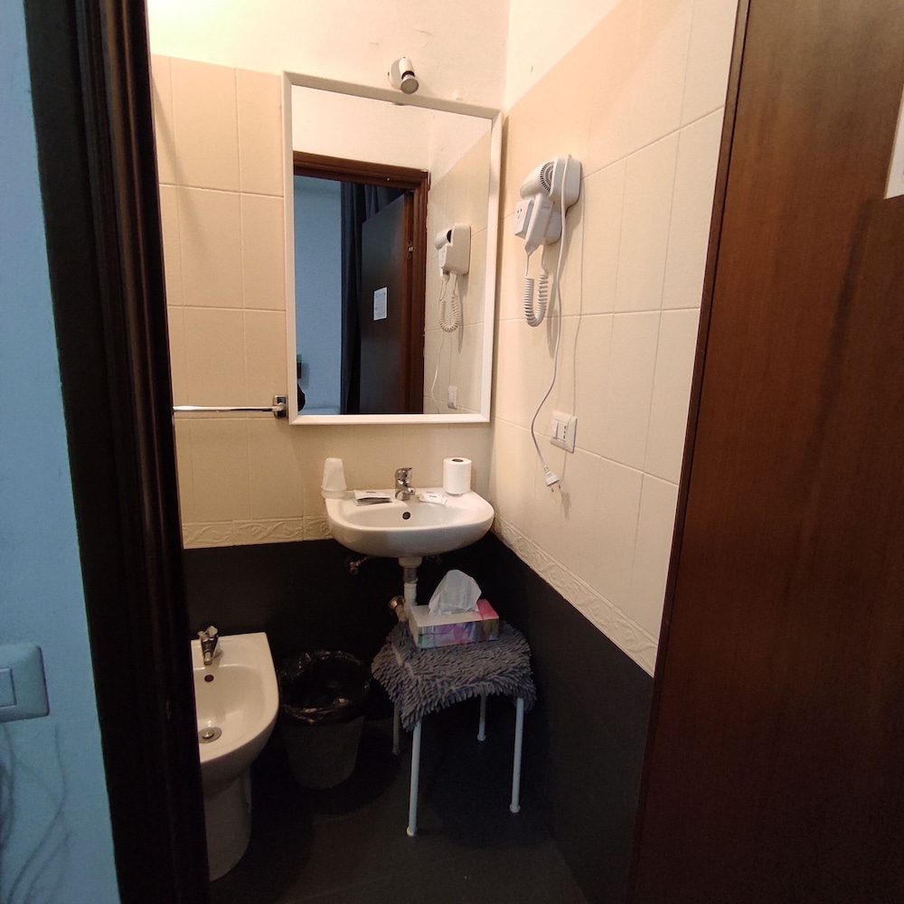 Basic Double Room, 1 Double or 2 Twin Beds, Non Smoking - Photo 6