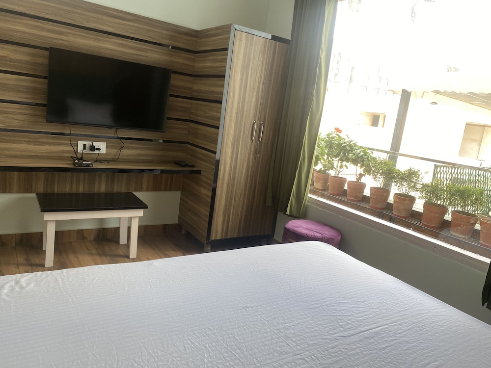 Luxury Room, 1 Queen Bed, Private Bathroom