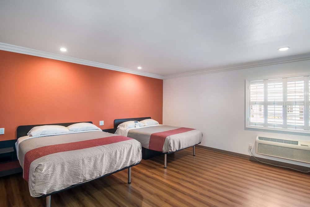 Deluxe Room, 2 Queen Beds, Non Smoking, Refrigerator & Microwave - Photo 7