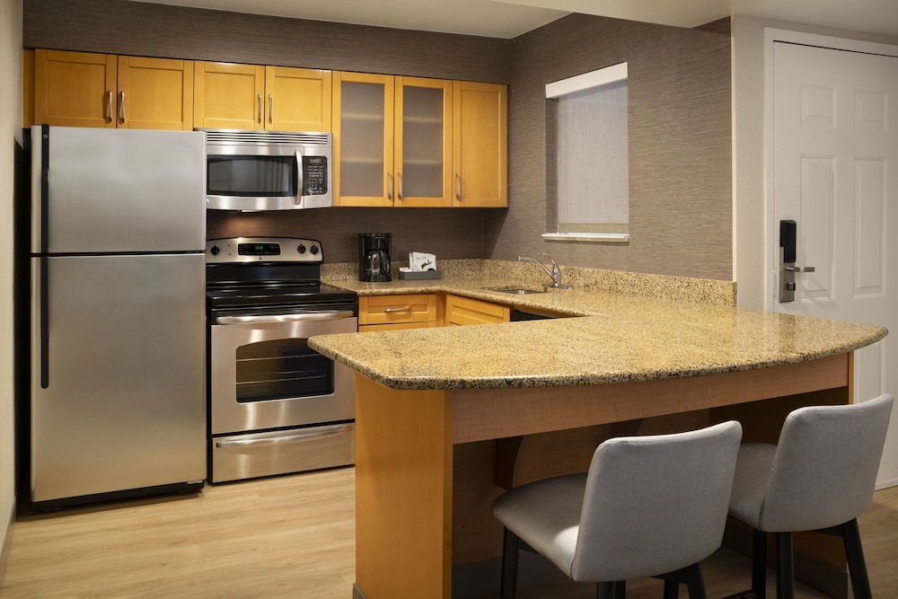 Suite, 2 Bedrooms - Photo 3
