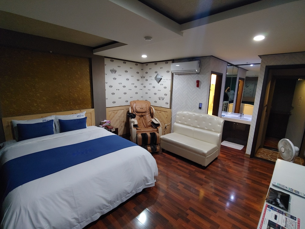 Royal Room photo 2