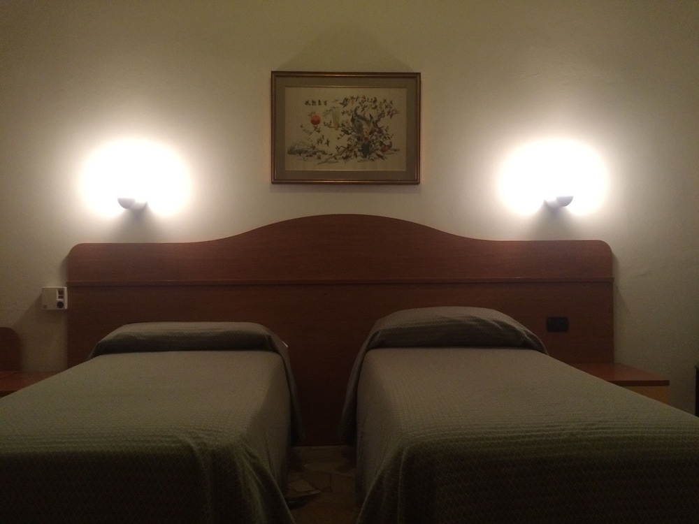 Standard Twin Room photo 2