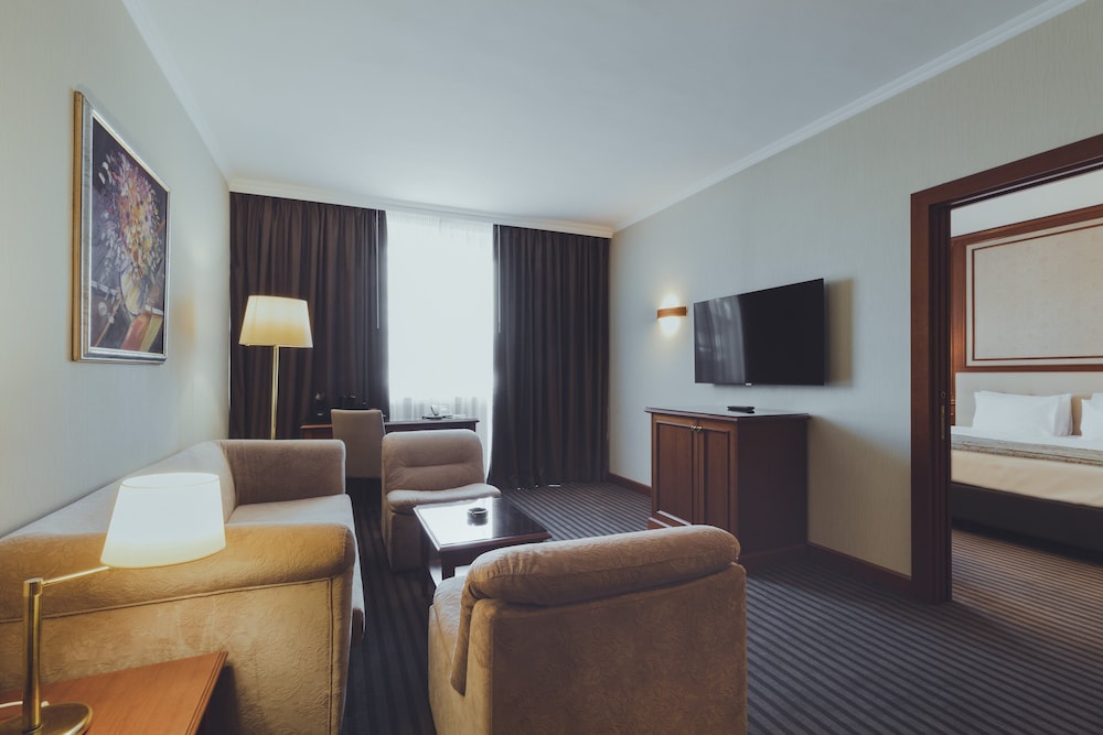 Suite, 1 King Bed, Non Smoking, Balcony - Photo 1