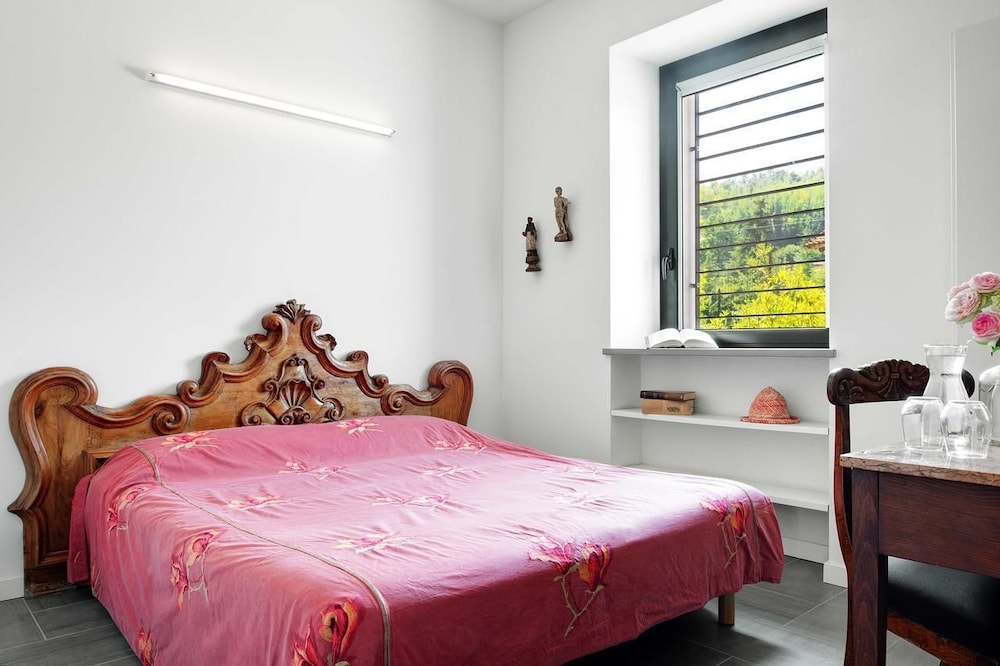 Family Room, 2 Bedrooms, Ensuite, Hill View photo 1