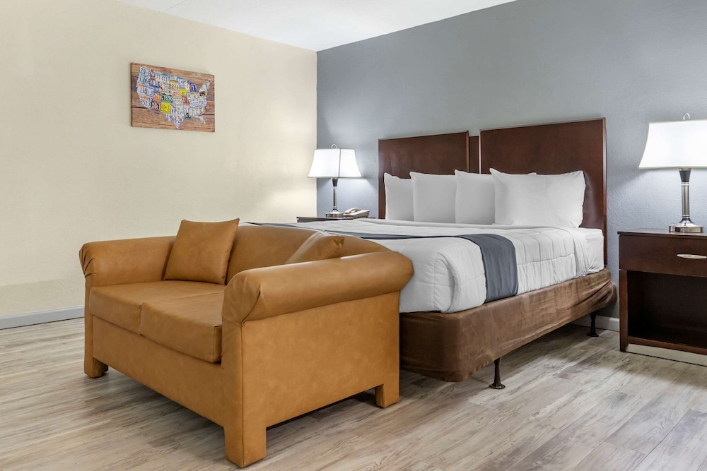 Standard Room, 1 King Bed, Non Smoking - Photo 3