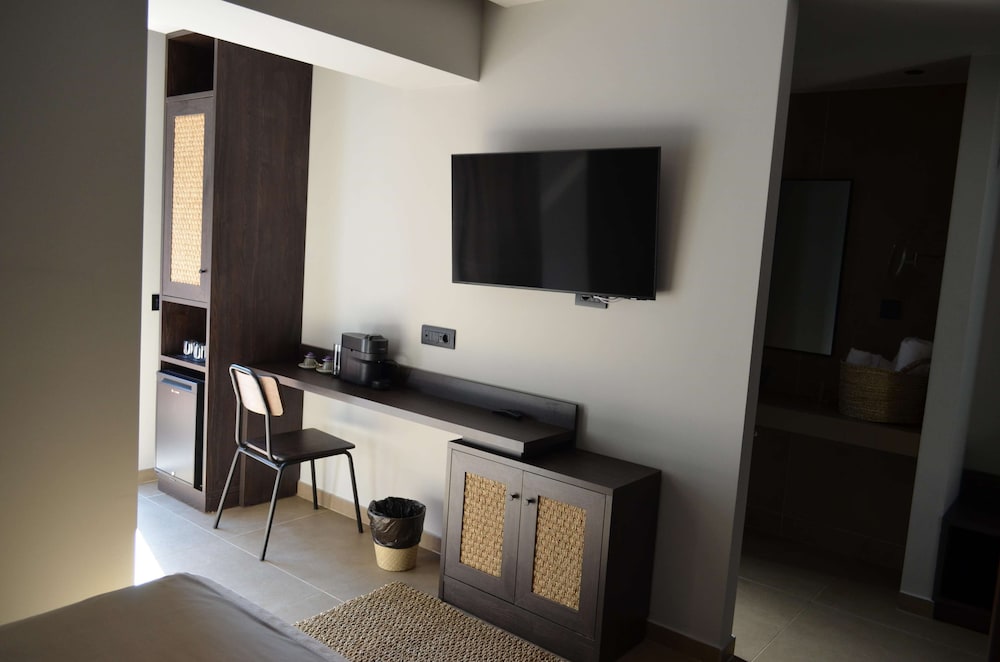 Suite with Sharing Pool photo 3