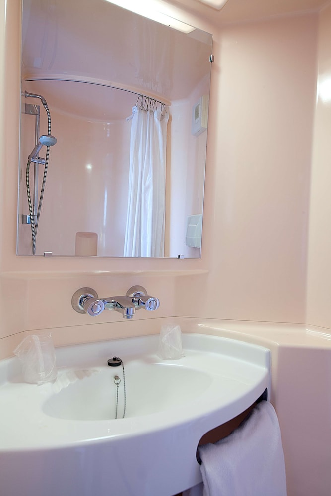 Standard Room, 3 Twin Beds - Photo 7