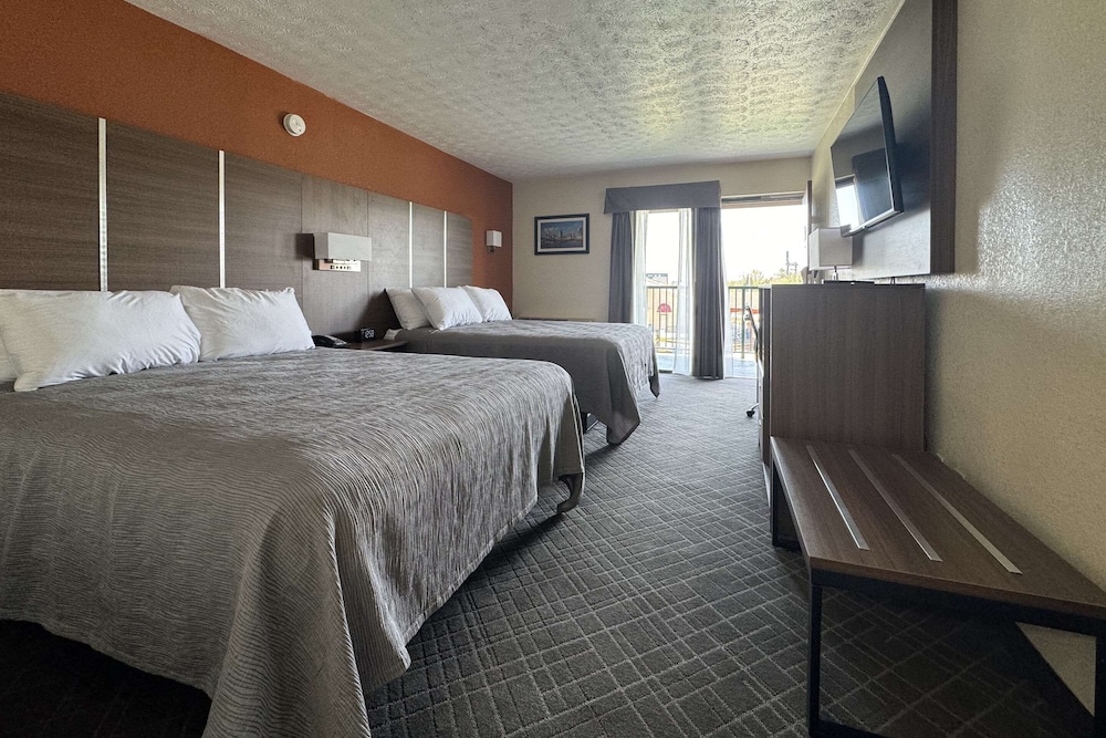 Standard Room, 2 Queen Beds, Non Smoking - Photo 1