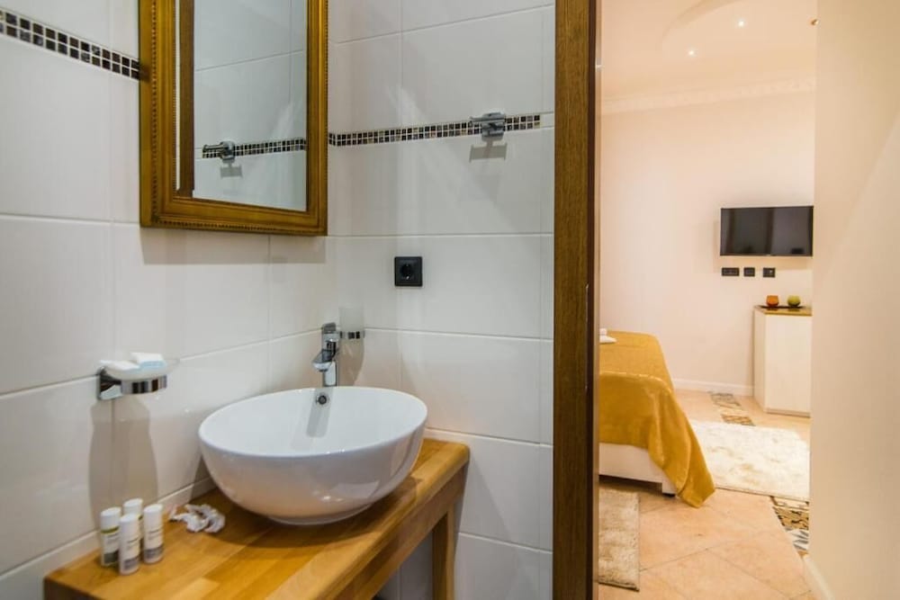 Deluxe Double or Twin Room - Photo 11