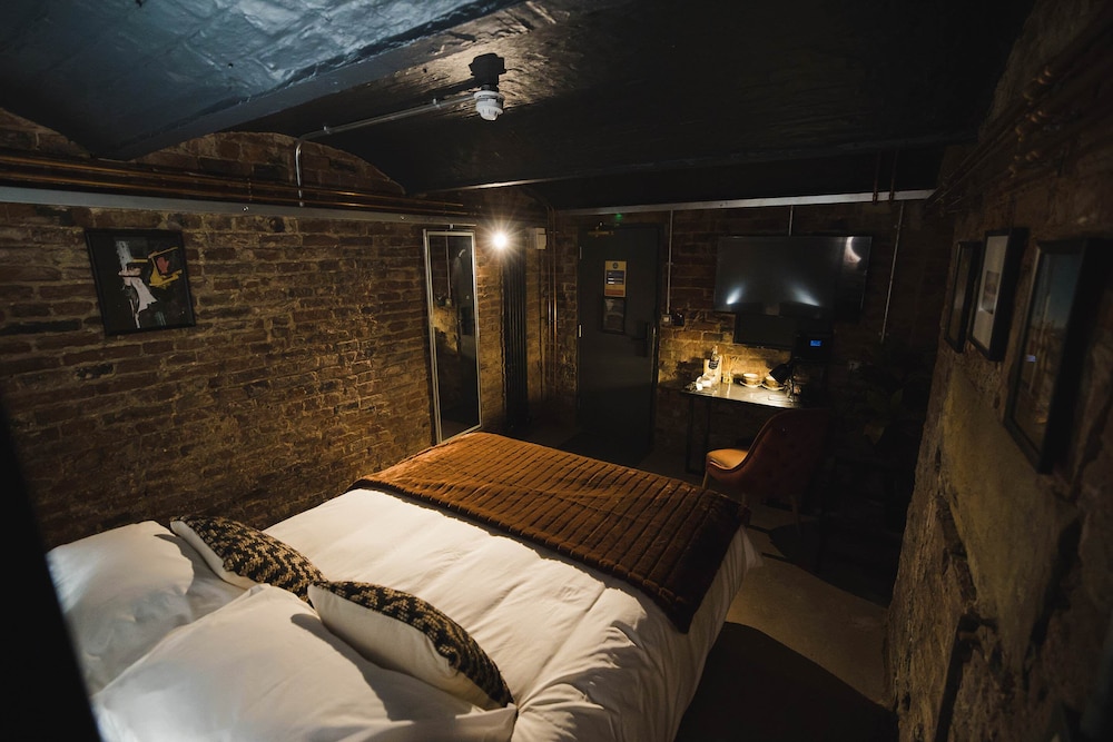 Economy Double Room, No Windows (Experience)