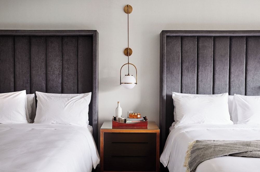 Room, 2 Queen Beds, Accessible, Bathtub