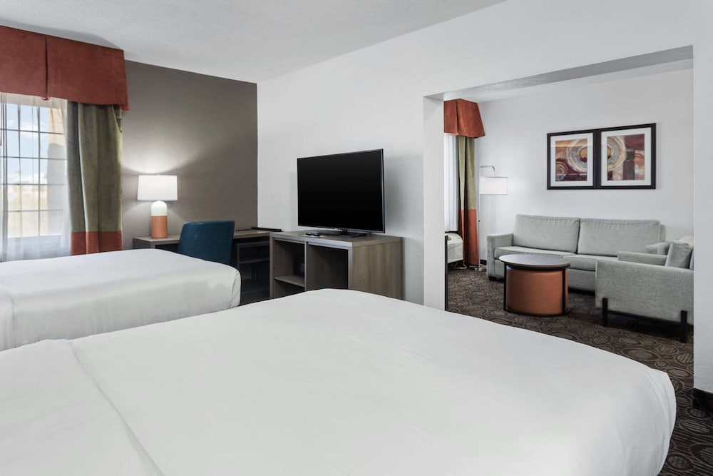 Suite, Multiple Beds, Non Smoking - Photo 1