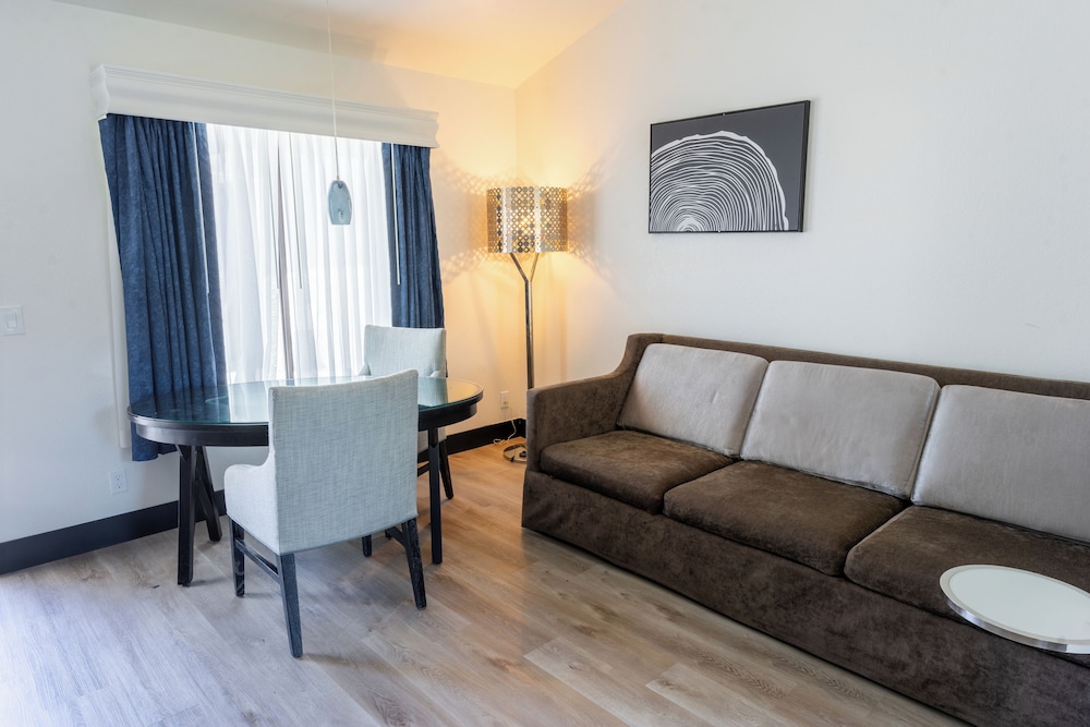 Suite, Multiple Beds, Patio (Kitchenette) - Photo 4
