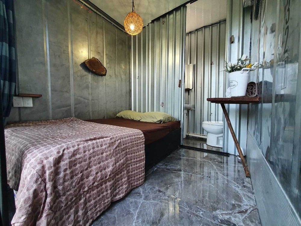 Standard Room, 1 King Bed, Non Smoking - Photo 8