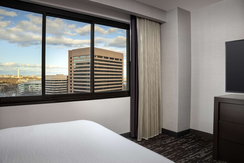 Suite, 1 King Bed (DC Monument View) photo 3