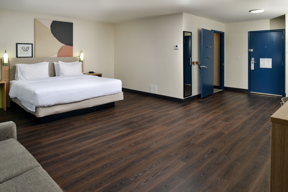 Room, 1 King Bed with Sofa bed, Accessible (Mobility, Hearing, Roll-In Shower) - Photo 2