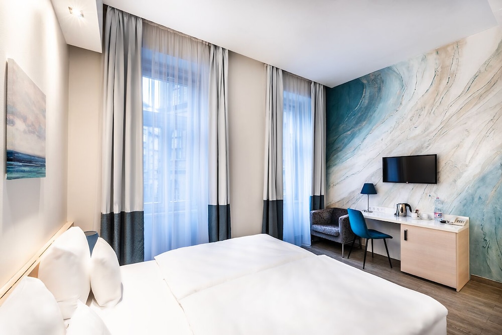 Plus Double or Twin Room with Street View - Photo 1