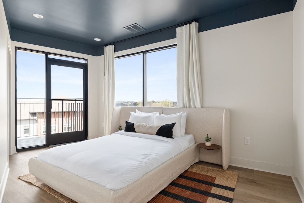 Penthouse, 2.5 bath photo 1