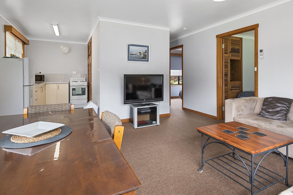 Superior 2 Bedrooms Garden Apartment photo 2