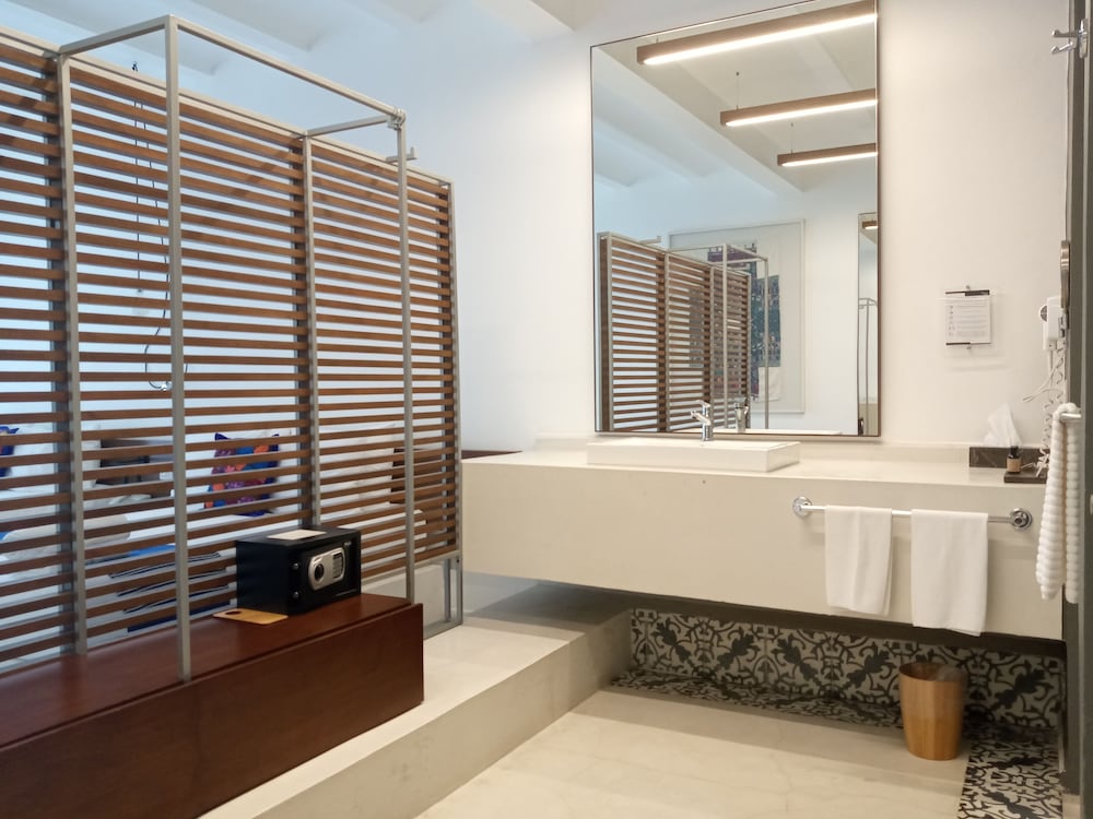 Deluxe Room, 2 Queen Beds - Photo 4