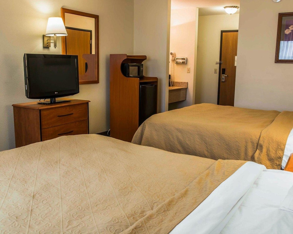 Standard Room, 2 Queen Beds, Non Smoking (First Floor) - Photo 2