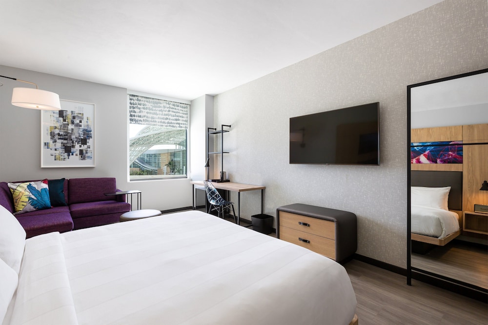 Room, 1 King Bed, City View (Corner) - Photo 5