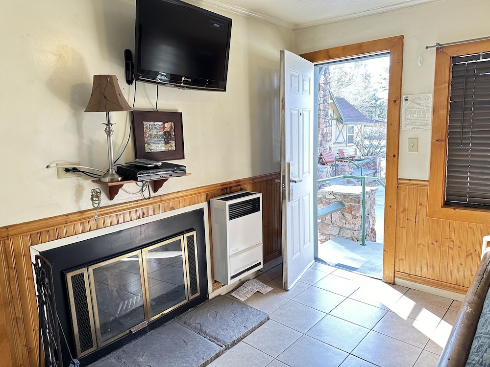 Senior Studio, 1 King Bed, Private Bathroom, Mountain View (026 STUDIO 1Q (HC))
