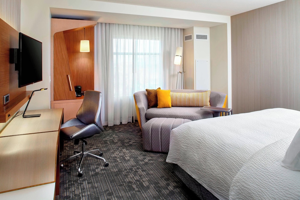 Enhanced King Room with Sofa bed and Tub - Mobility Accessible thumbnail 5