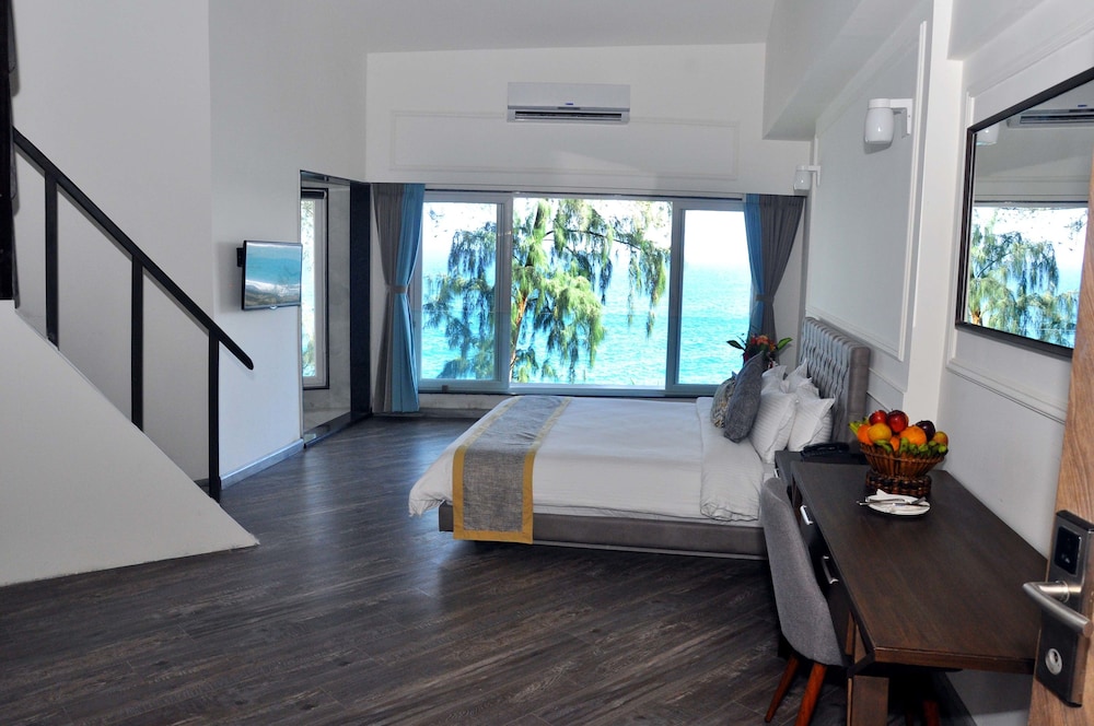 Premier Family Attic Room - Photo 3