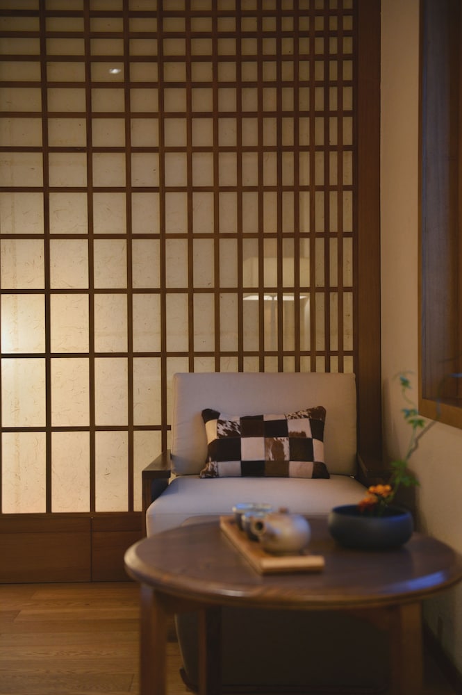 Premium Room, 1 King Bed, Balcony, Courtyard View photo 1
