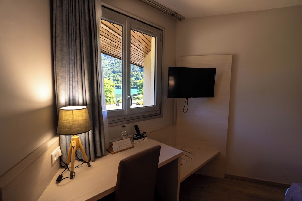 Superior Twin Room, Lake View photo 2