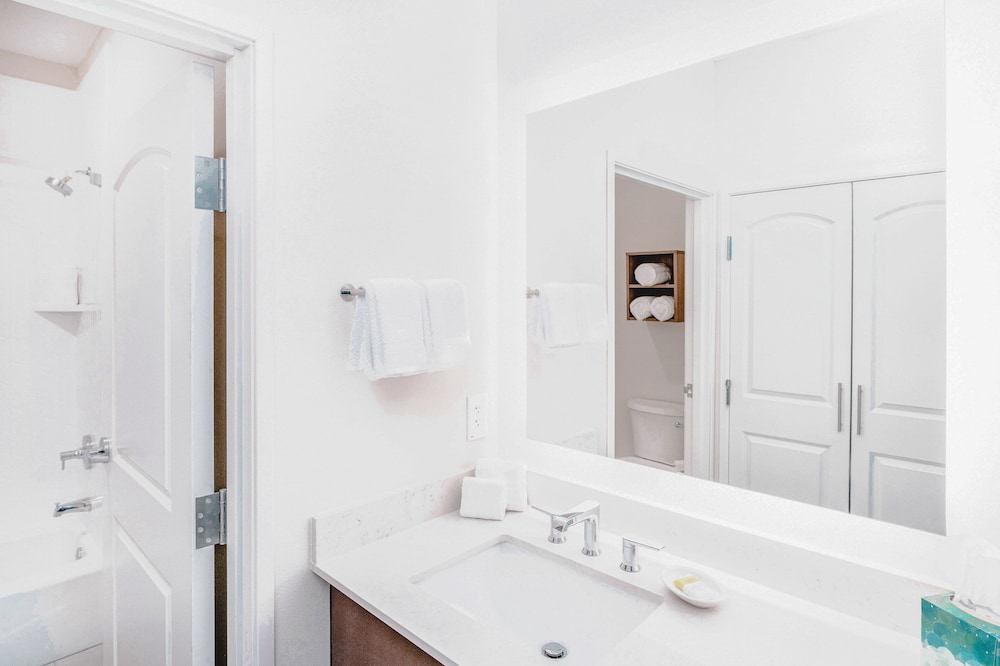 Suite, 2 Bedrooms, Kitchen - Photo 8