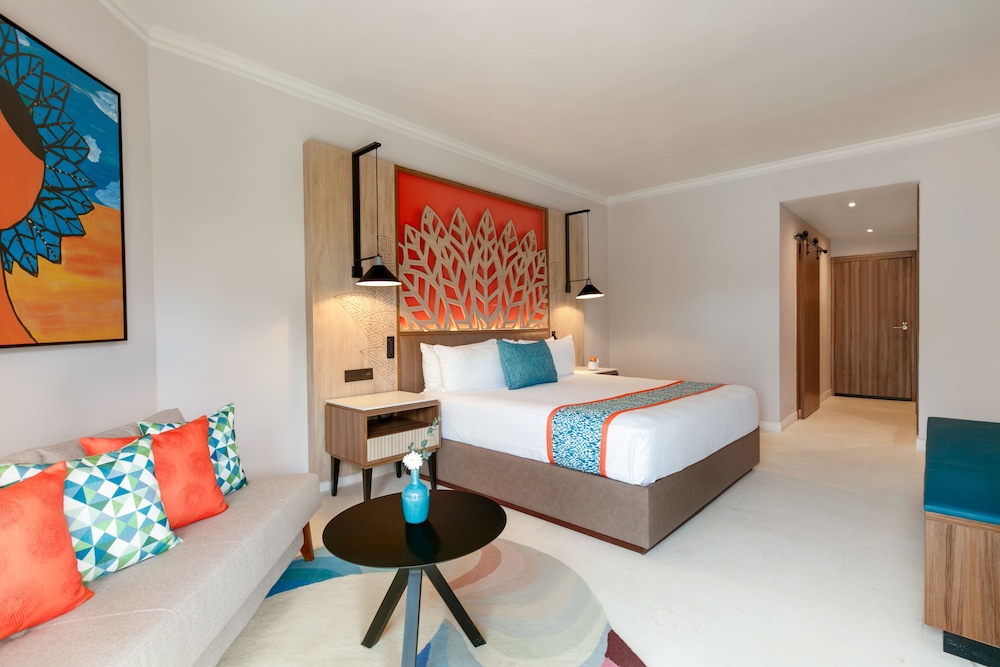 Club Room, 1 King Bed, Garden View (Preferred, Swim-Out) - Photo 1
