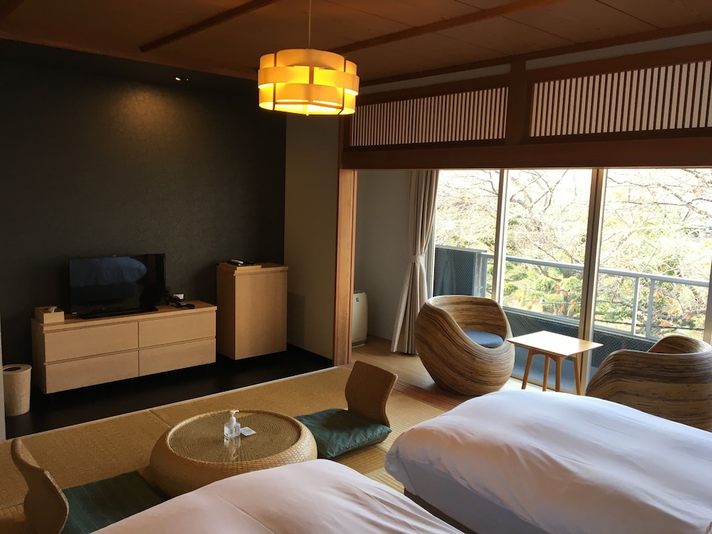 Japanese Western Twin Room with Private Bath photo 2