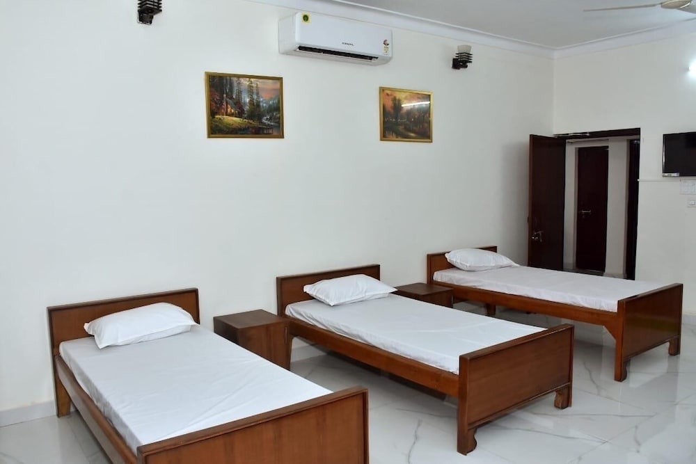 Deluxe Triple Room, City View photo 1