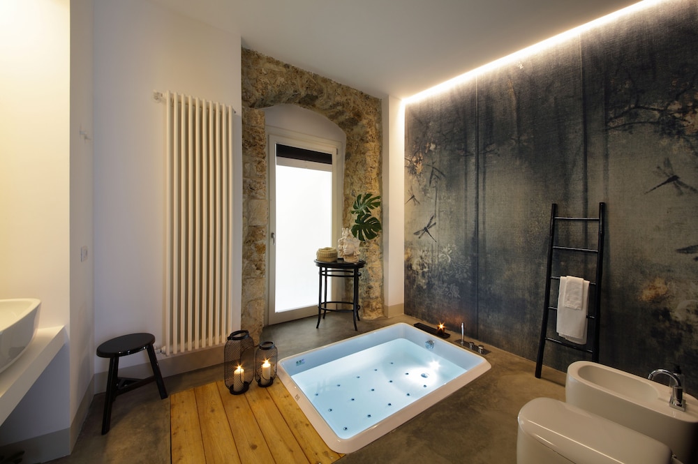 Suite, Jetted Tub (4)