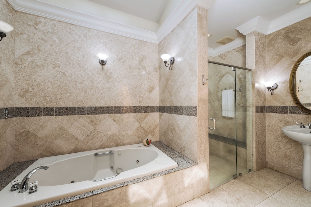 Luxury Room, Beachside (doubloons)